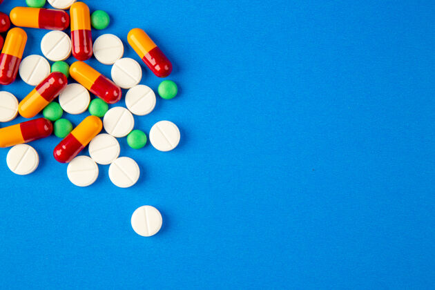 实验室顶视图蓝色背景上的不同药丸药品药丸不同的药丸