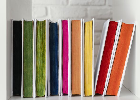 分类五颜六色的书籍摆架教育安排信息
