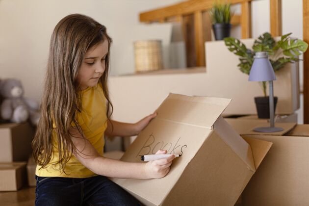 中镜头中镜头可爱的女孩写在盒子上孩子房子水平