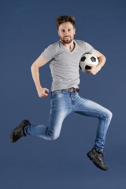 模特年轻男子用足球跳跃跳跃肖像帅哥