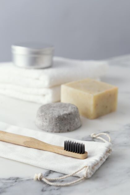 可持续发展肥皂旁边的牙刷毛巾环保奶油