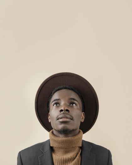 肖像年轻帅哥戴着帽子摆姿势年轻男人帽子