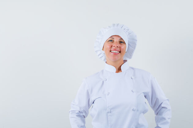 现代身着白色制服的女厨师看着前面 看上去很自信卷发眼睛女性