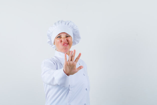 卷发一位身穿白色制服的女厨师 摆出停下来的姿势 看上去很无聊时尚脸显示