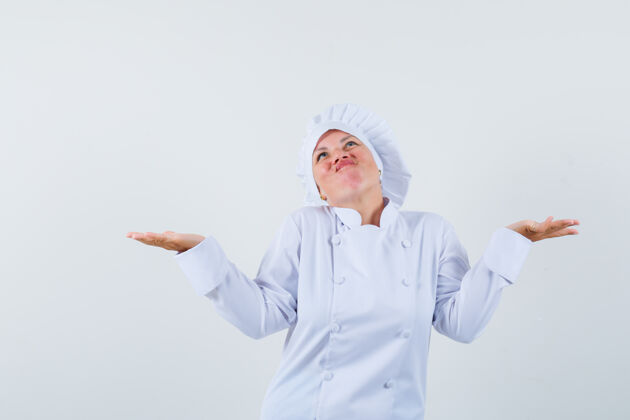 脸穿着白色制服的女厨师表现出无助的姿态年轻嘴唇女人