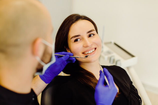 卫生看牙医的女人年轻口腔专业