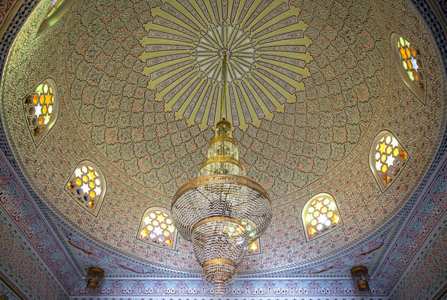 传统美丽的天花板伊斯兰 风格的大吊灯和老式窗户清真寺寺庙陶瓷