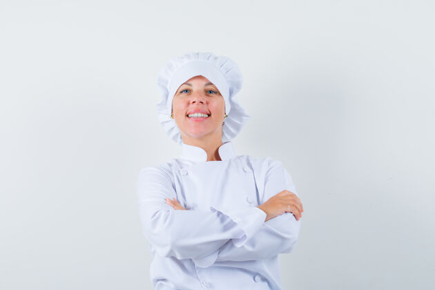 漂亮身着白色制服的女厨师双手交叉站着 看上去很自信乐趣厨师女人