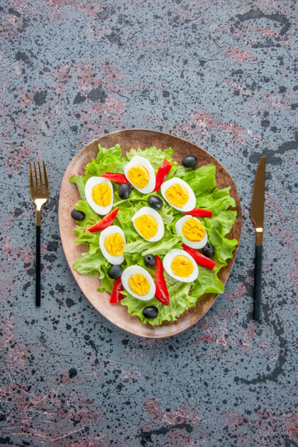 晚餐顶视图美味的鸡蛋沙拉与绿色沙拉和橄榄在轻背景餐健康早餐