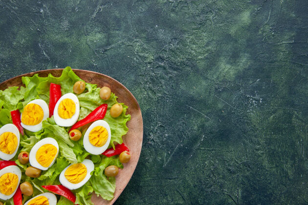 午餐俯瞰美味的鸡蛋沙拉 深蓝色背景上有绿色沙拉和橄榄橄榄沙拉黑暗