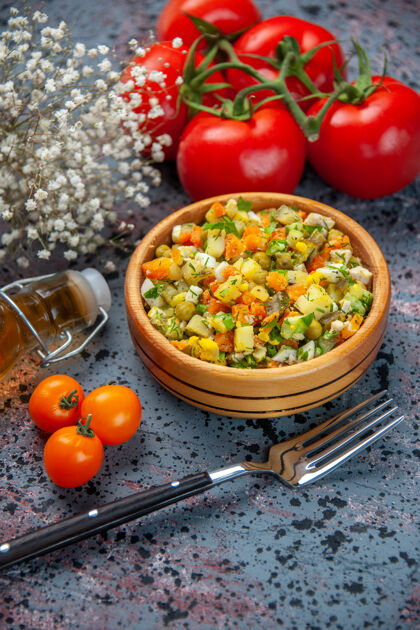 蔬菜沙拉前视图蔬菜沙拉与叉子和浅蓝色背景上的西红柿浅蓝色叉子食物