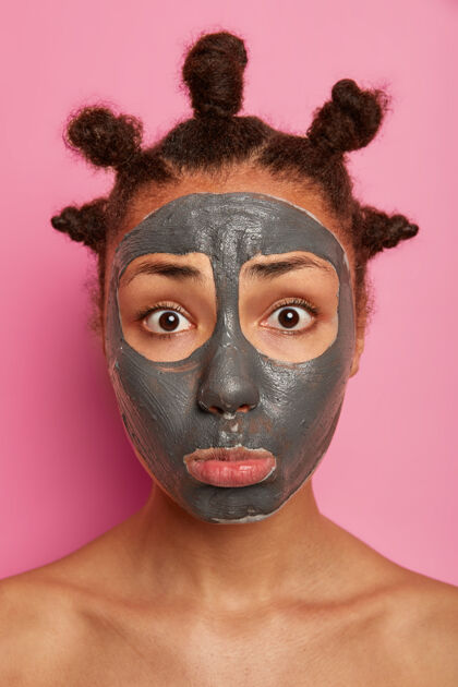 面具用面罩贴近年轻美女治疗女人放松