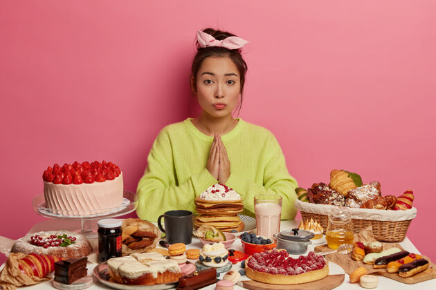 开胃菜面包店和甜食乞讨的韩国女孩手心紧握在一起 请求允许再吃一块蛋糕蛋糕甜点韩国人