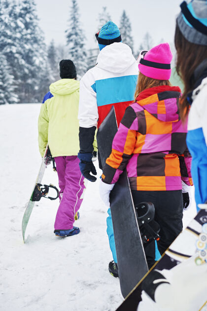 山两对情侣在玩滑雪设备向上移动背部