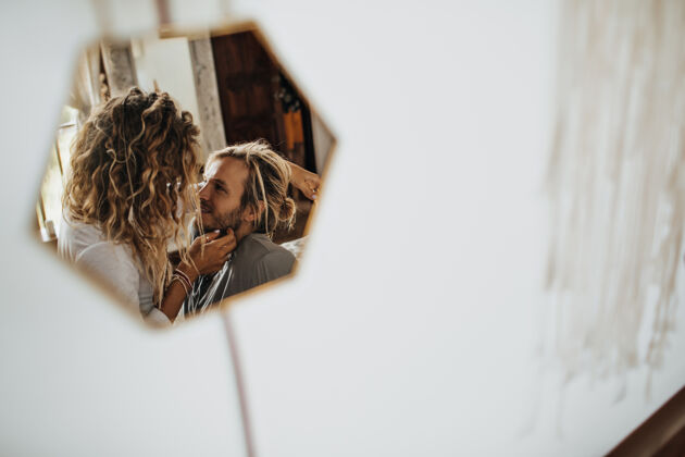 浪漫小镜子上陈列着一对美丽的情侣在浪漫的环境中休息房子成人团聚