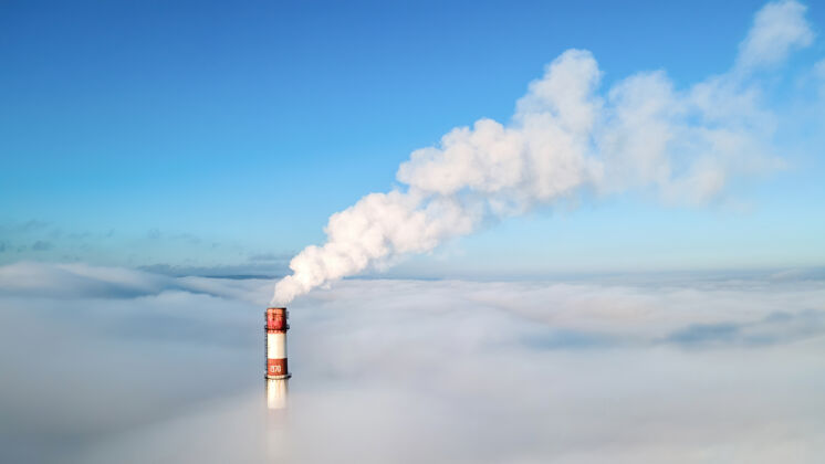 上升无人机俯瞰热工站的管道 云层上方可见浓烟 天空湛蓝晴朗电线杆生产国家