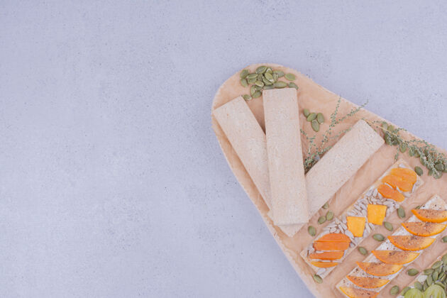 浆果在木板上夹着香草和水果的饼干三明治饼干健康咖啡馆