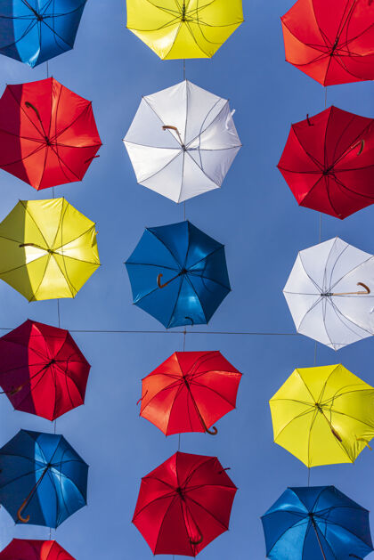 雨伞法国桑塞尔街头彩色雨伞的低角度垂直拍摄欧洲低法国