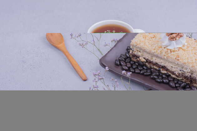 面包房一片梅多维奇蛋糕和巧克力豆放在一个黑盘子里 再加一杯茶喜悦糕点饼干