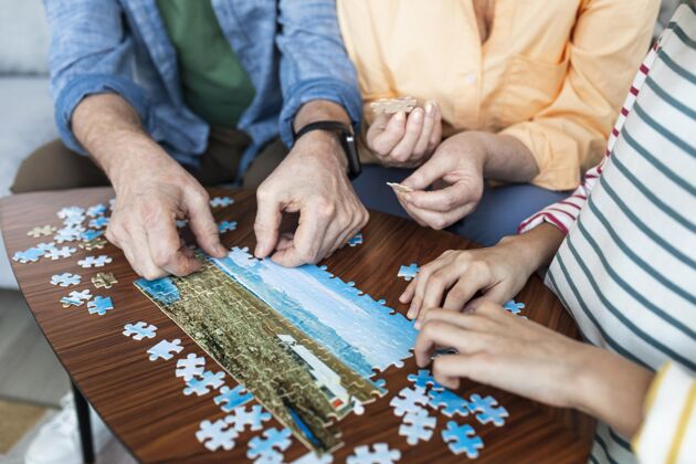水平特写大家一起玩拼图游戏社会养老退休