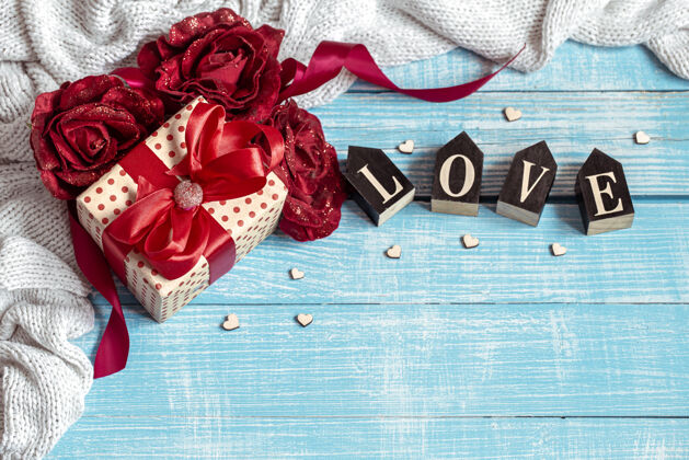 礼物静物画 精美包装的礼物 鲜花和木制表面的装饰元素情人节的节日概念装饰盒子爱情