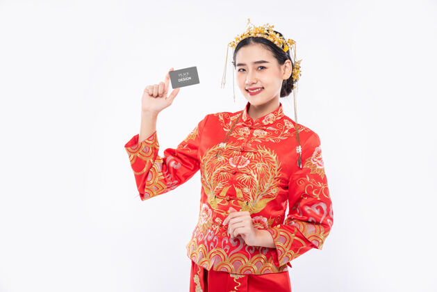 订单中国女人拿着空白的信用卡模型支付漂亮空白