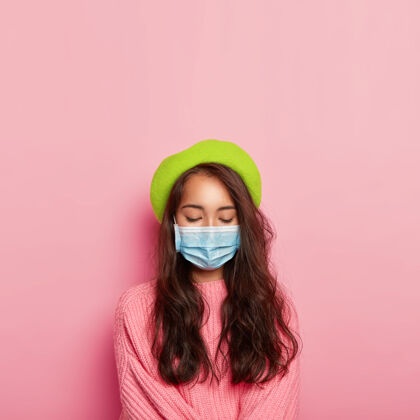 姿势镇静病妇女用医用口罩捂住口鼻 有传染病 在公共场所戴防护口罩时尚人疾病