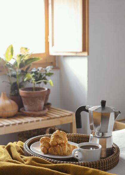 美味高角度咖啡杯和牛角面包早餐分类食物