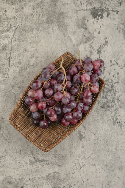 营养柳条篮美味的红葡萄放在大理石桌上新鲜柳条水果