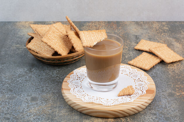芳香一杯带有饼干的咖啡 背景为大理石高品质照片美味饮料咖啡