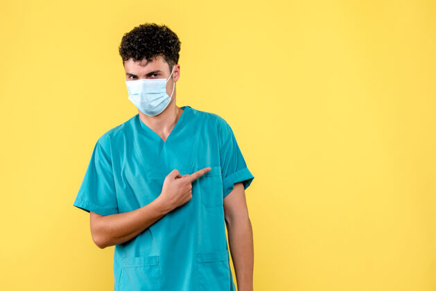 商人戴口罩的医生对冠状病毒病人的抱怨感到惊讶病人人冠状病毒