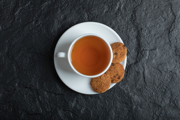 面包房一杯香茶配上美味的饼干茶糖热的