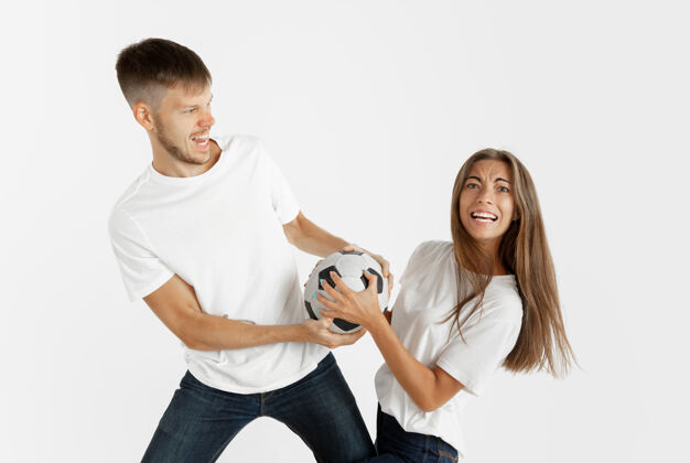 球美丽的年轻夫妇的肖像足球或足球迷在白色工作室惊喜惊人人类
