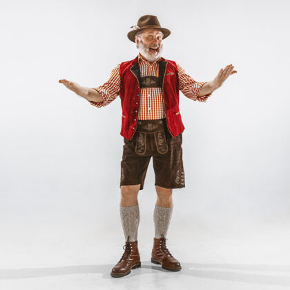 酒吧啤酒节男子肖像 穿着传统的巴伐利亚服装微笑服装服装