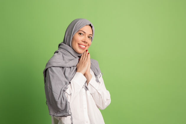 表情戴着头巾的快乐阿拉伯女人微笑女孩的肖像 在绿色工作室摆姿势模特阿拉伯语成人