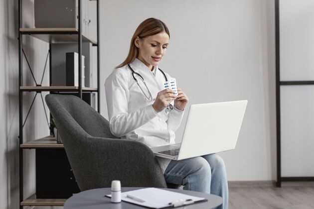互联网中枪医生坐在椅子上健康女性医疗专业人员
