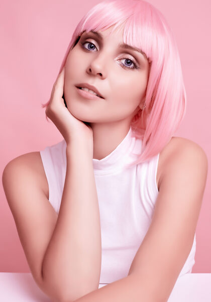 脸粉色头发的漂亮女人摆姿势肖像化妆发型