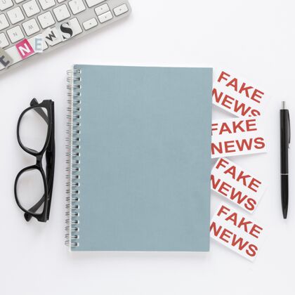 纸张带假新闻的笔记本眼镜键盘媒体
