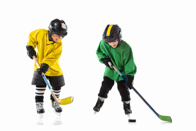 儿童冰球场和白墙上拿着棍子的小冰球运动员运动员们戴着设备和头盔练习运动的概念 健康的生活方式 运动 运动 动作健康团队合作溜冰
