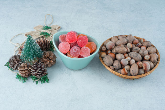 糖一个蓝色的果酱盘和小圣诞松果在大理石背景上高质量的照片节日新鲜好吃