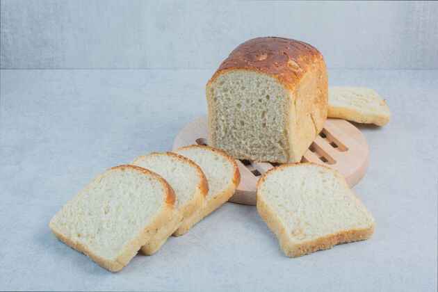 自制新鲜面包片大理石背景高品质的照片面包食用烘焙