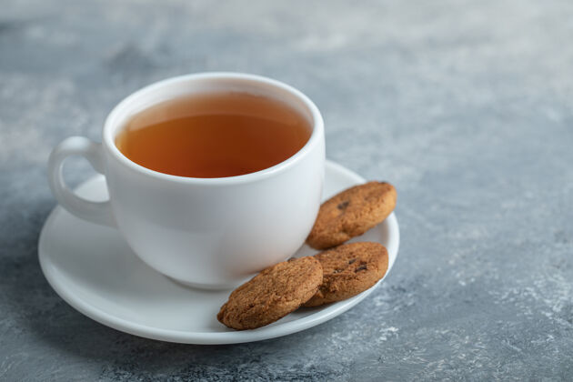 茶一杯香茶配上美味的饼干食品饼干糖