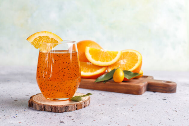 液体桔子罗勒籽饮料玻璃橙子罗勒种子
