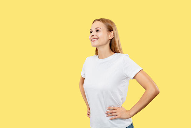 女性黄色工作室背景上的白人年轻女子半身像穿着白衬衫的漂亮女模特手势衬衫金融