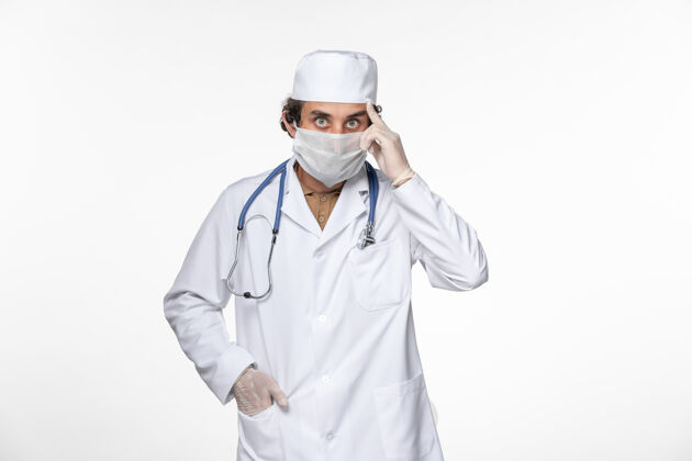 医生正面图男医生穿着医用西服 戴着无菌口罩 以防冠状病毒对轻白壁病毒大流行疾病的危害疾病外套穿戴