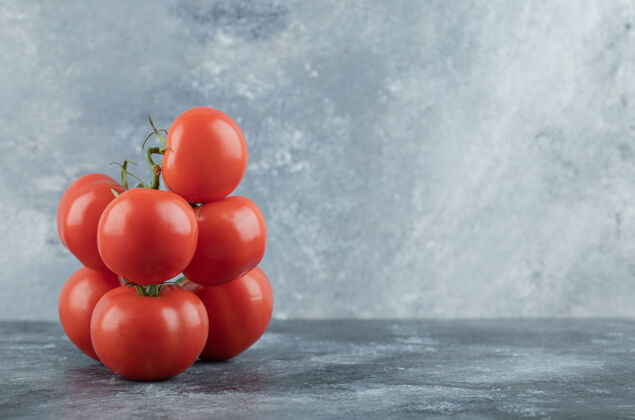 樱桃番茄一些多汁的西红柿放在灰色的上面生的番茄成熟的