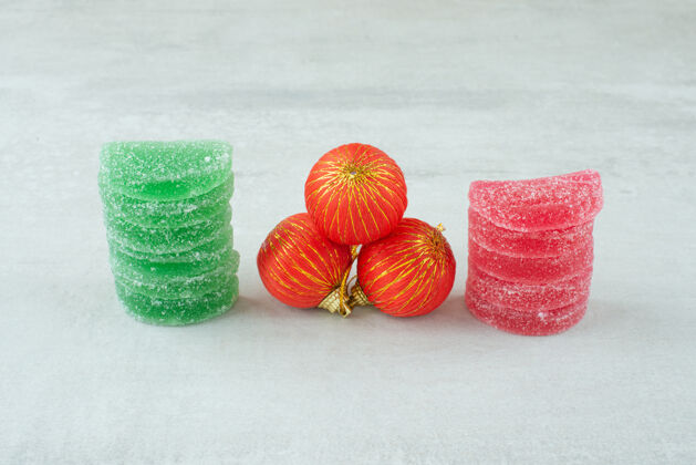 果冻绿色和红色的糖果酱红色圣诞球大理石背景高品质的照片吃美味球