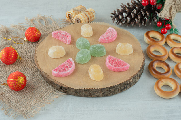 木头美味的饼干和圣诞球上麻袋高品质的照片糖美味果酱
