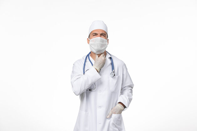 视图正面图白色办公桌上穿着防毒服 戴着防毒面具的男医生医药西装防