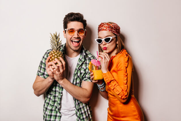 金发照片中 戴着橘黄色眼镜的开朗男子手持菠萝 穿着缎子裙的女友在空白处喝着鸡尾酒朋友关系男性